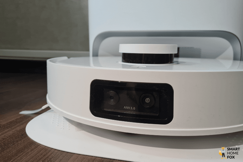 Die Frontkamera des Ecovacs Deebot T10 ist in der Nahaufnahme zu sehen.